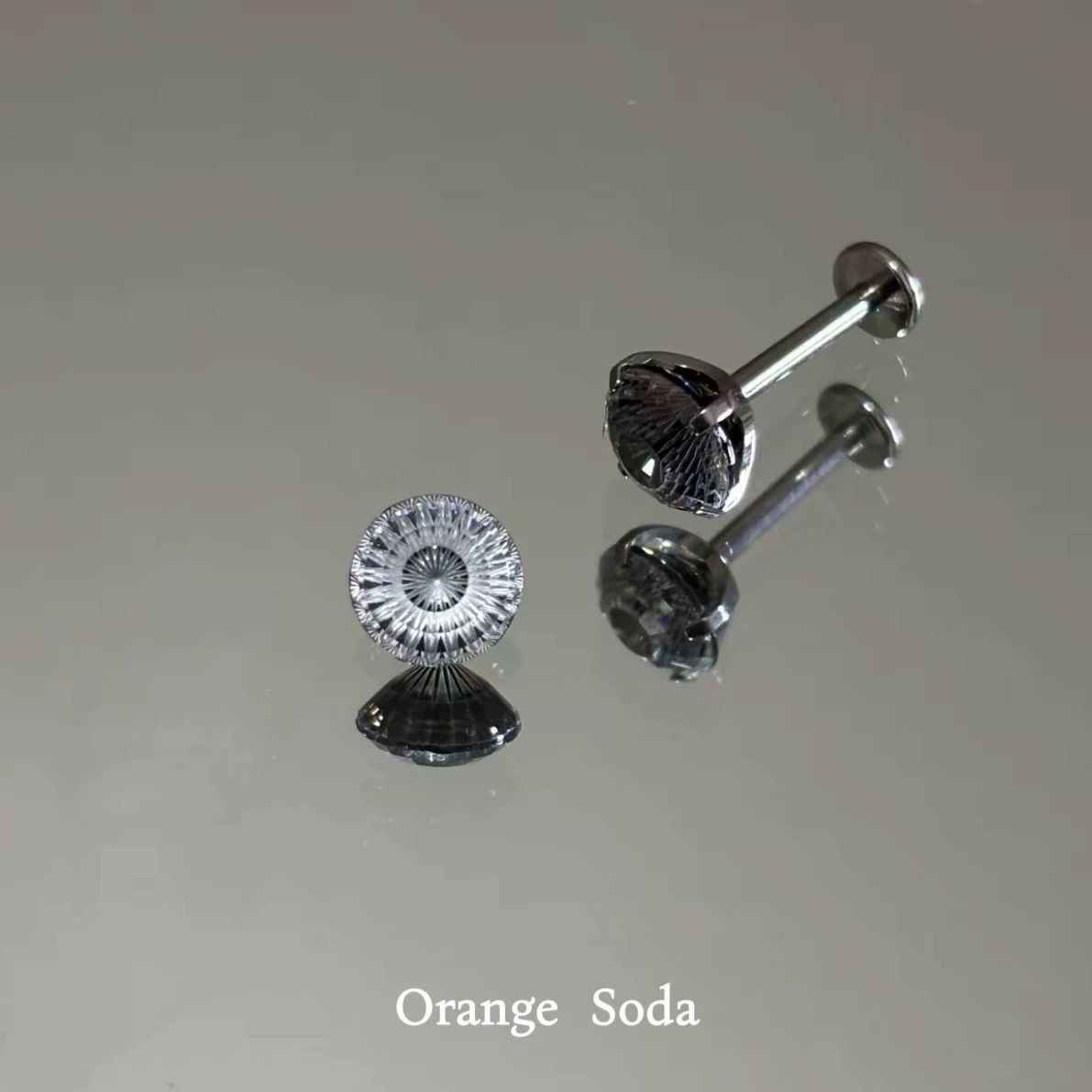 摩天轮切 Cubic Zirconia Helix Cartilage Stud F136 Titanium Alloy Internal Thread 爆闪 Ear Stud Ear 蜗钉 Women