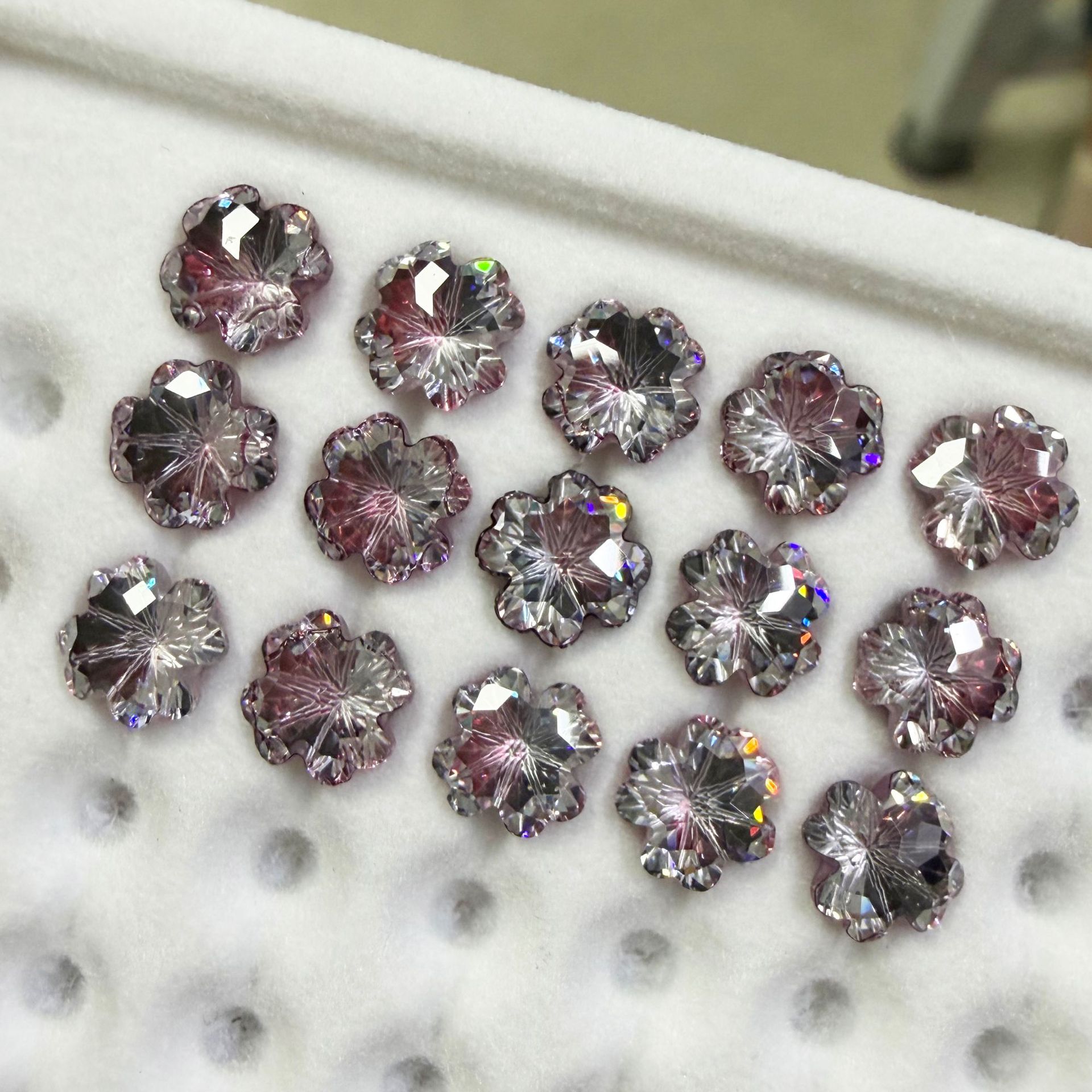 F136 Titanium Alloy 四叶草 Cubic Zirconia Ear Stud 圆底 Prong Studded 渐变G23 Ear Stud Helix Cartilage Stud Ear 蜗钉穿孔