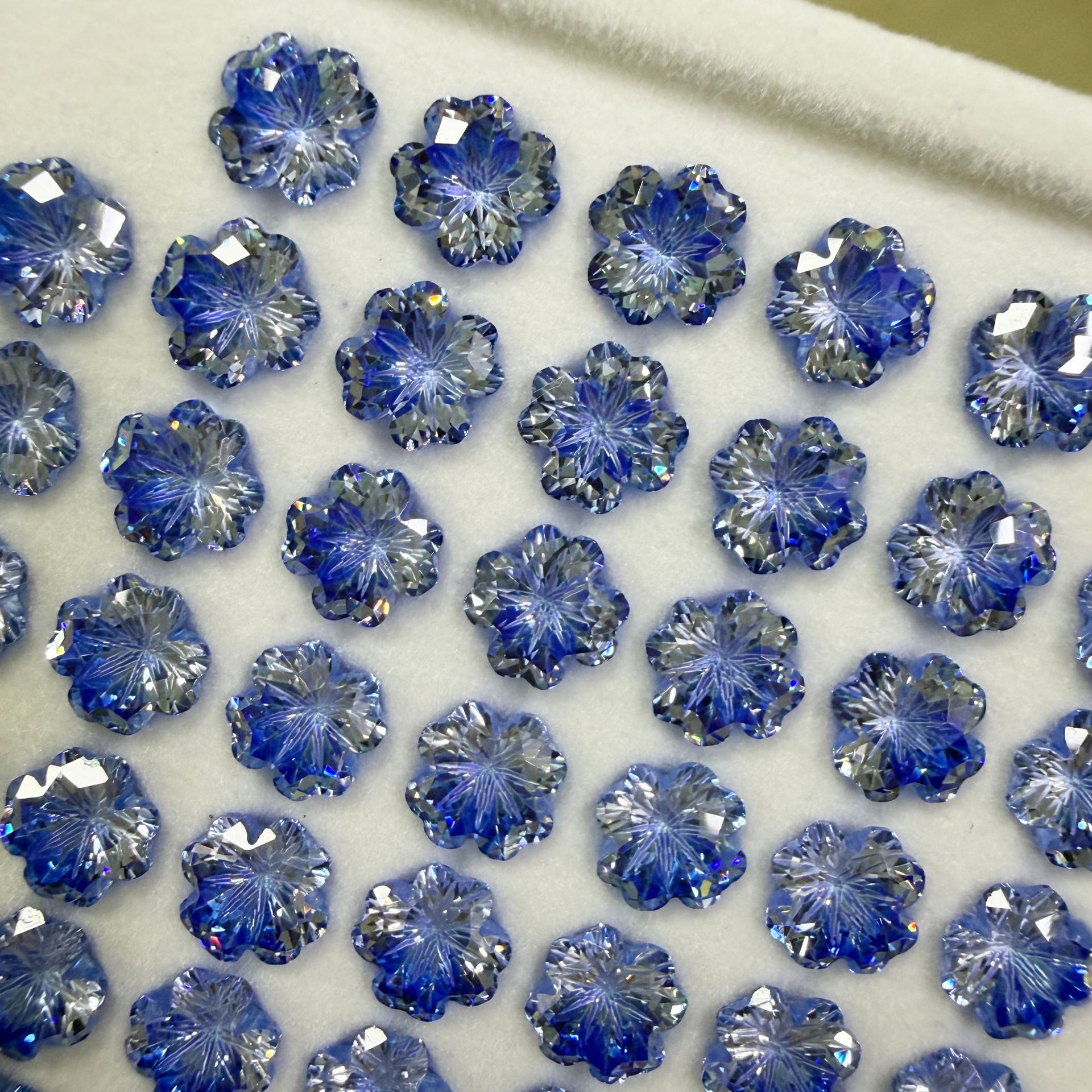 F136 Titanium Alloy 四叶草 Cubic Zirconia Ear Stud 圆底 Prong Studded 渐变G23 Ear Stud Helix Cartilage Stud Ear 蜗钉穿孔