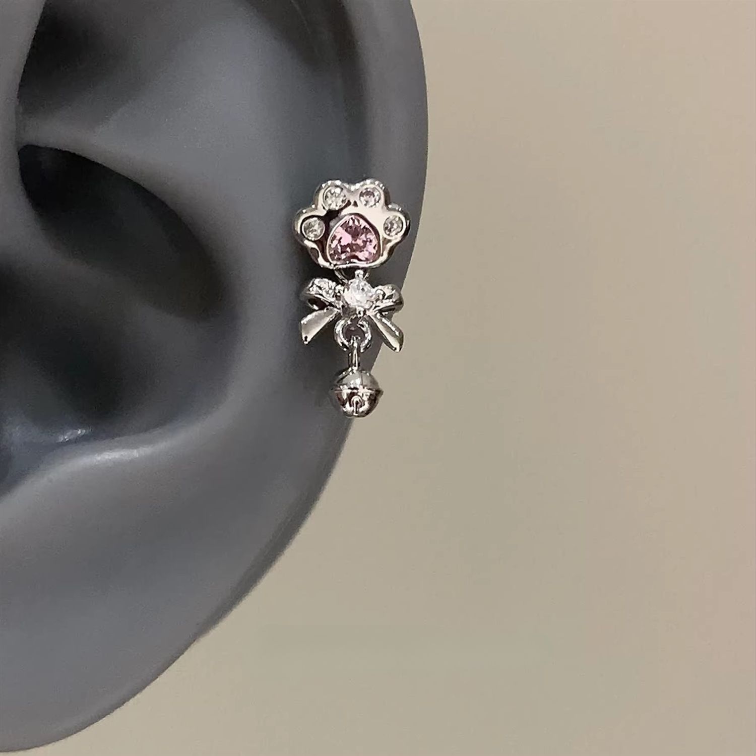 可爱 Pink Cat Paw 铃铛 316L Surgical Steel Ear Stud 卡通甜酷独特F136 Titanium Alloy Helix Cartilage Stud Women