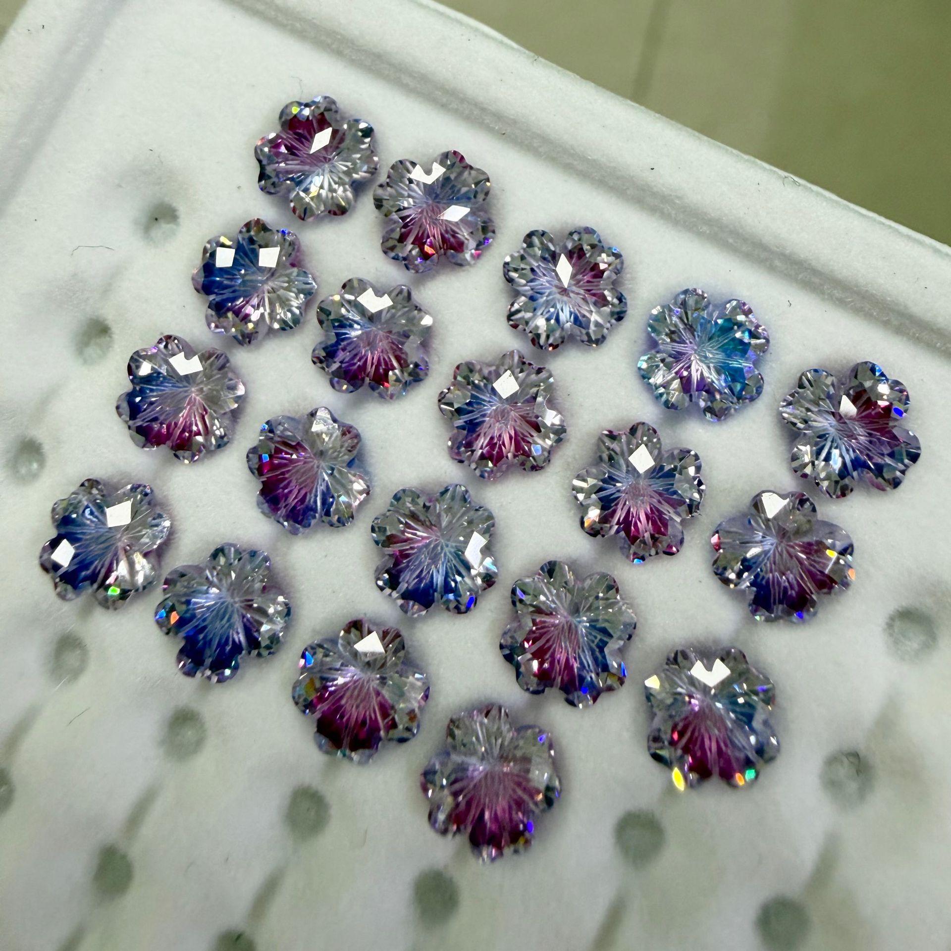 F136 Titanium Alloy 四叶草 Cubic Zirconia Ear Stud 圆底 Prong Studded 渐变G23 Ear Stud Helix Cartilage Stud Ear 蜗钉穿孔