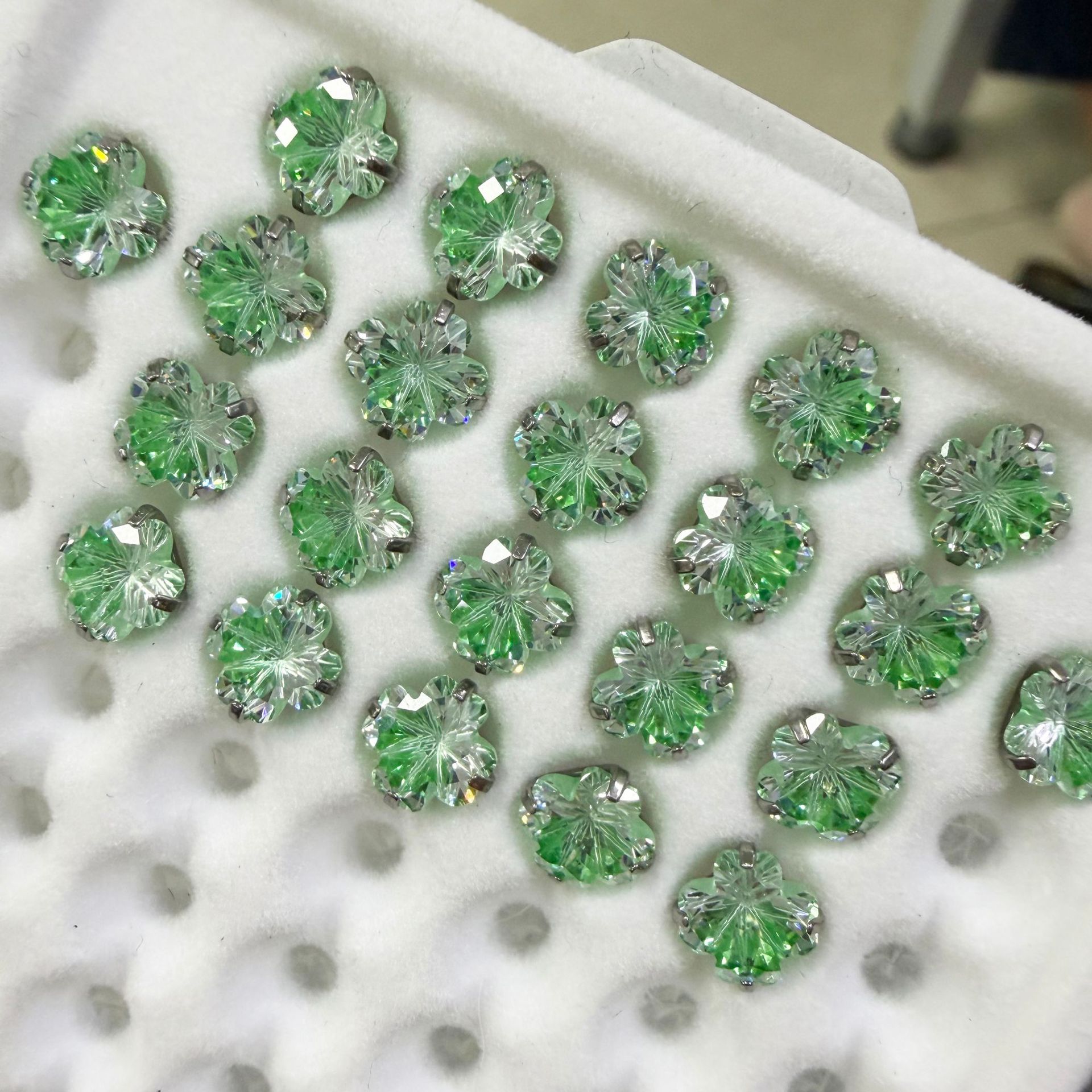 F136 Titanium Alloy 四叶草 Cubic Zirconia Ear Stud 圆底 Prong Studded 渐变G23 Ear Stud Helix Cartilage Stud Ear 蜗钉穿孔
