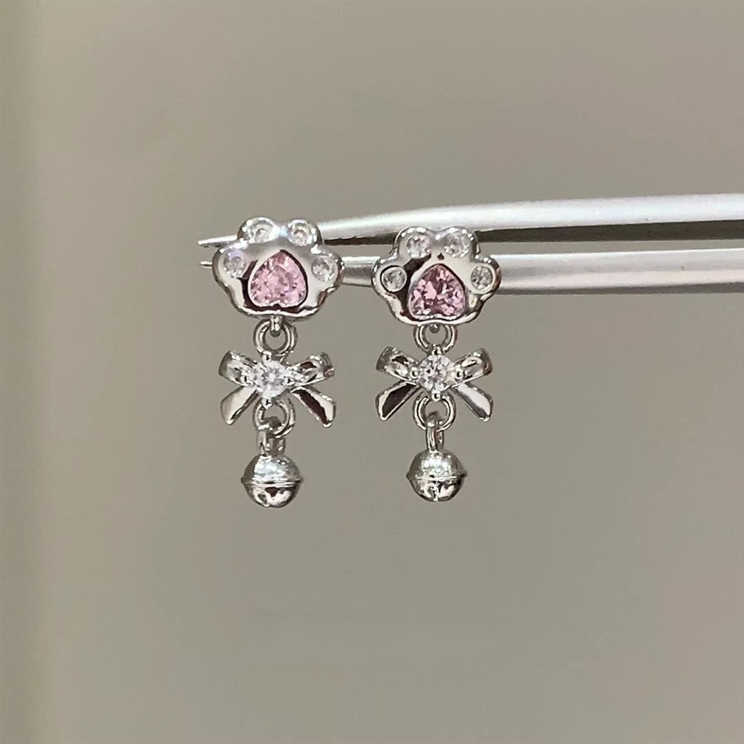 可爱 Pink Cat Paw 铃铛 316L Surgical Steel Ear Stud 卡通甜酷独特F136 Titanium Alloy Helix Cartilage Stud Women