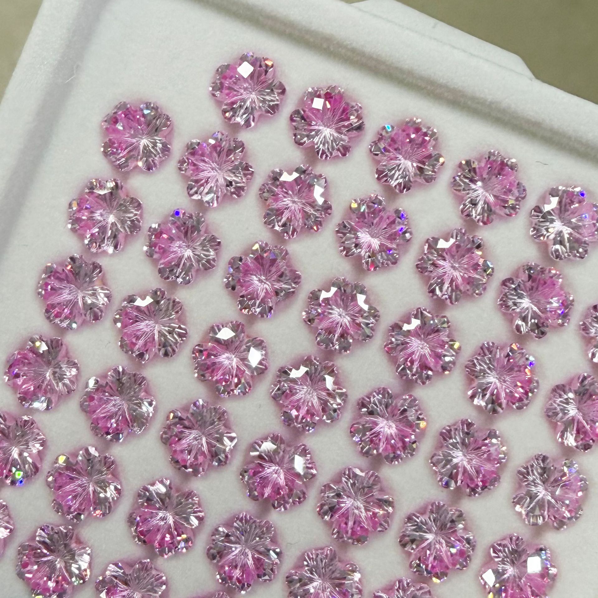 F136 Titanium Alloy 四叶草 Cubic Zirconia Ear Stud 圆底 Prong Studded 渐变G23 Ear Stud Helix Cartilage Stud Ear 蜗钉穿孔