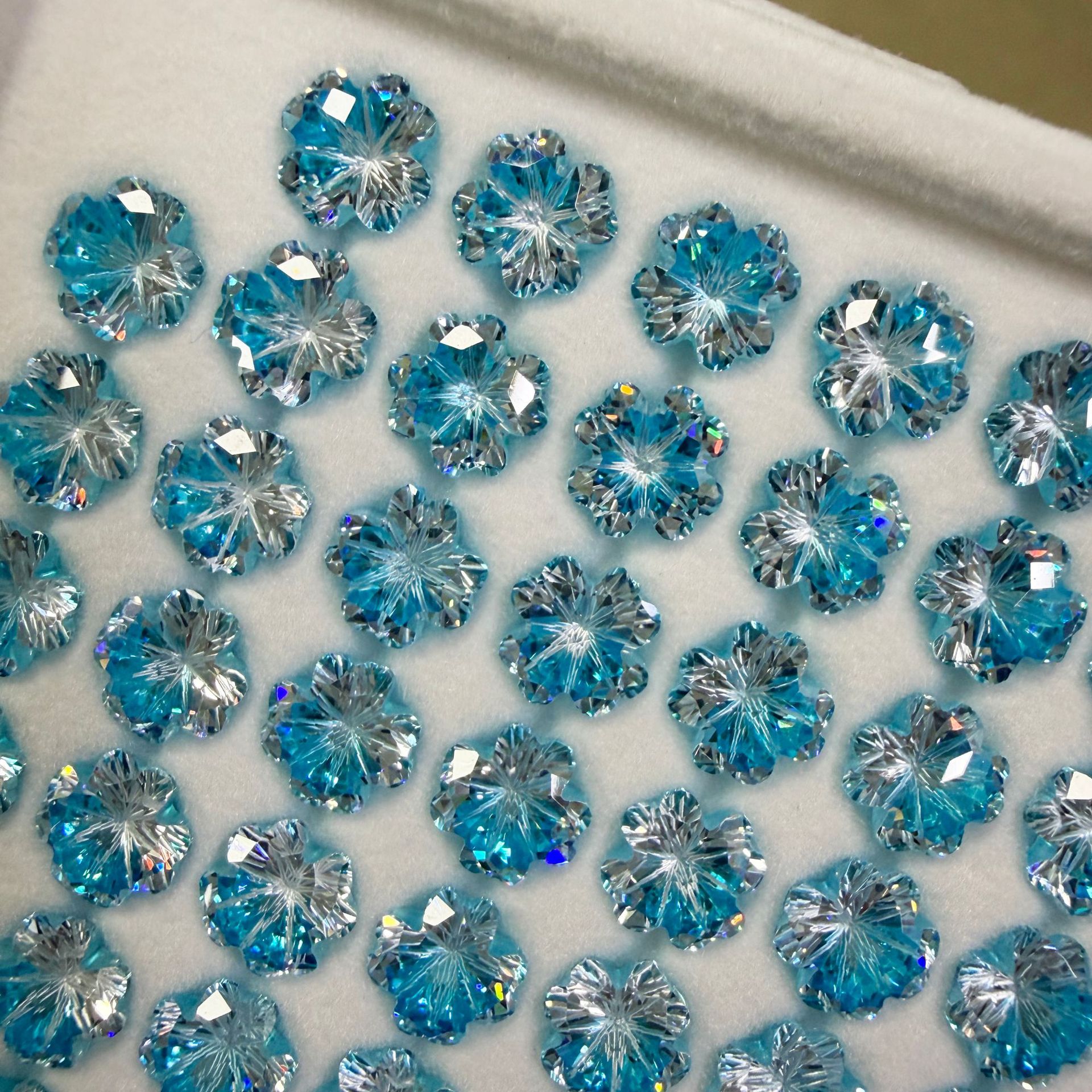 F136 Titanium Alloy 四叶草 Cubic Zirconia Ear Stud 圆底 Prong Studded 渐变G23 Ear Stud Helix Cartilage Stud Ear 蜗钉穿孔