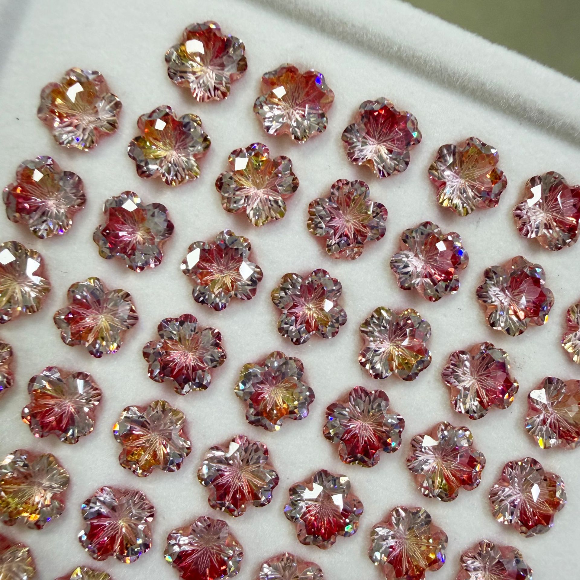 F136 Titanium Alloy 四叶草 Cubic Zirconia Ear Stud 圆底 Prong Studded 渐变G23 Ear Stud Helix Cartilage Stud Ear 蜗钉穿孔