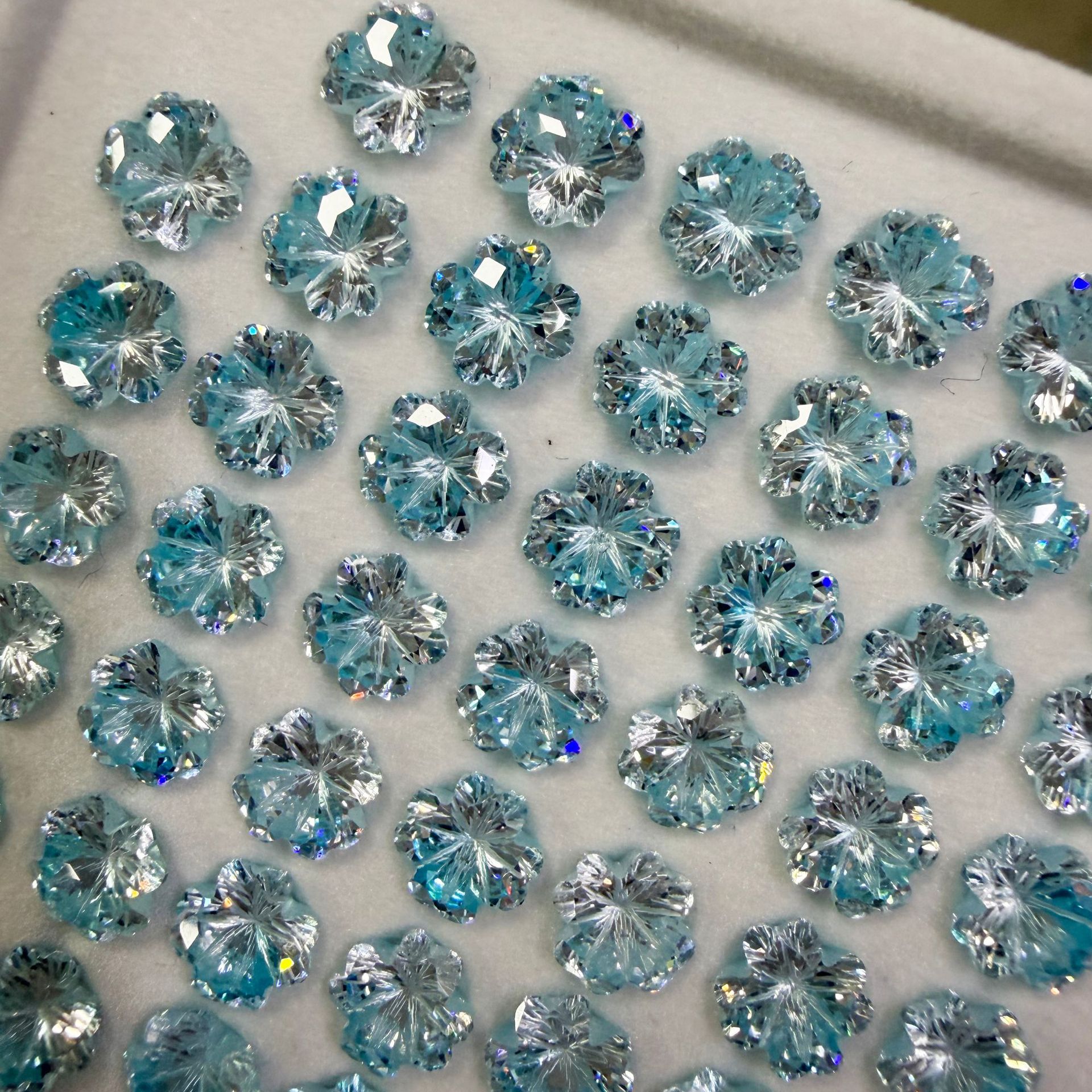 F136 Titanium Alloy 四叶草 Cubic Zirconia Ear Stud 圆底 Prong Studded 渐变G23 Ear Stud Helix Cartilage Stud Ear 蜗钉穿孔