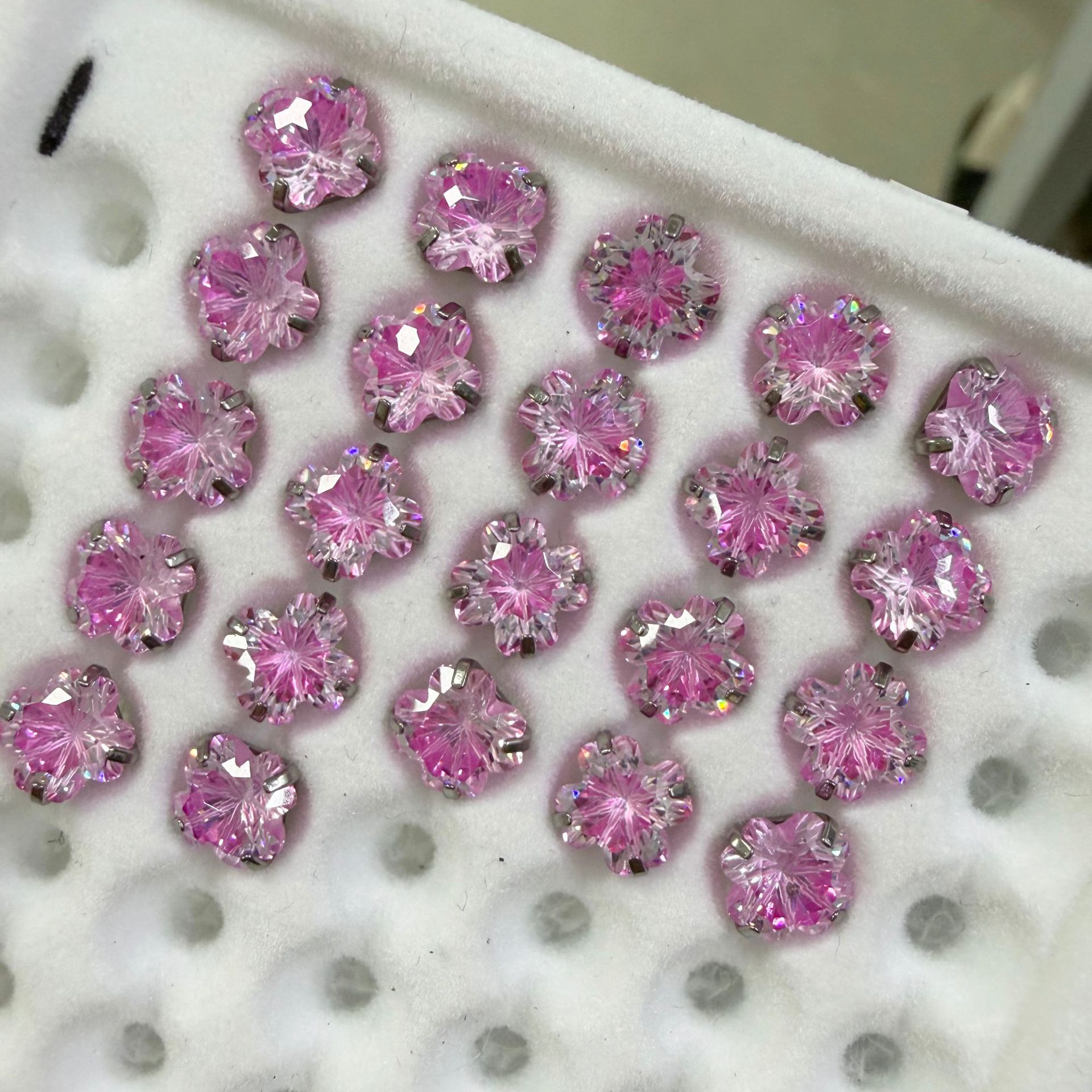 F136 Titanium Alloy 四叶草 Cubic Zirconia Ear Stud 圆底 Prong Studded 渐变G23 Ear Stud Helix Cartilage Stud Ear 蜗钉穿孔