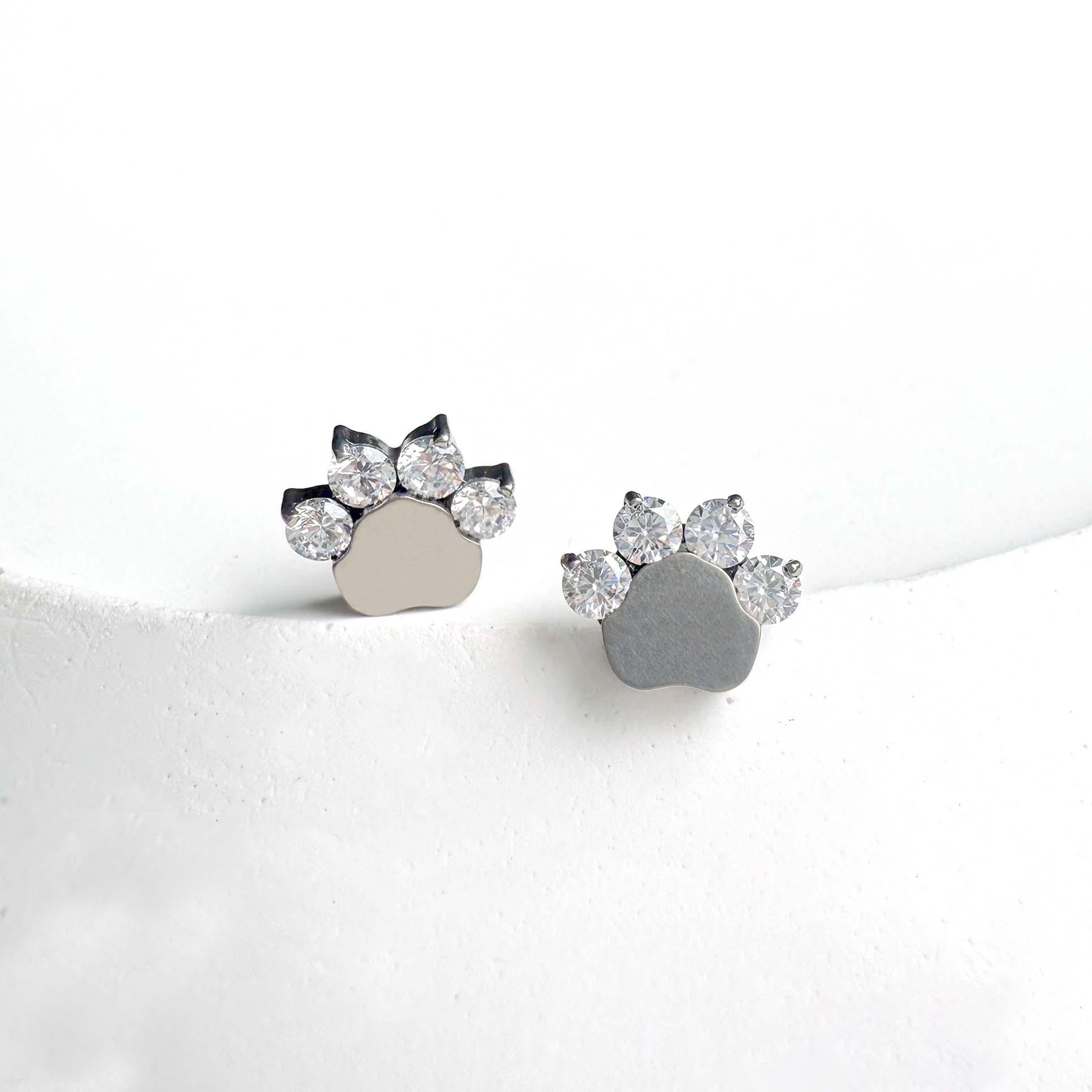 F136 Titanium Cat Paw CZ Ear Stud Helix Cartilage Piercing